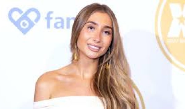 lily phillips age